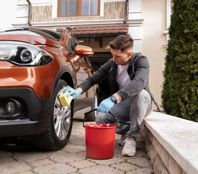 Lavage auto à domicile Plounévez-Lochrist : professionnel intervenant sur un véhicule